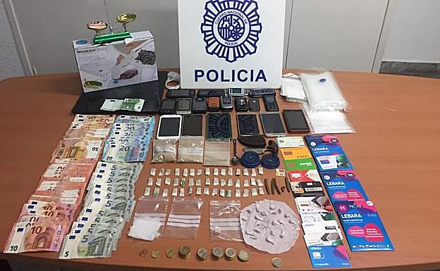 Cae un punto de venta de droga al menudeo y detienen a cinco personas en la barriada de El Palo
