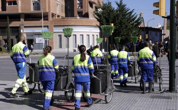 Operarios del servicio de limpieza viaria. 