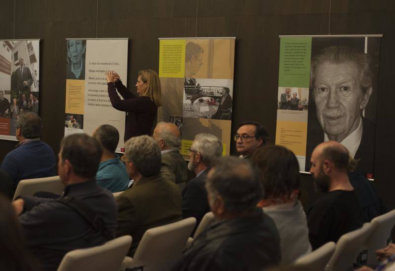 La distinción de Autor del Año se transforma en un homenaje póstumo que celebra su vida y su obra. Una antología y una exposición en el CAL recuerdan al maestro «eterno» e «irrepetible» en el Día del Libro 