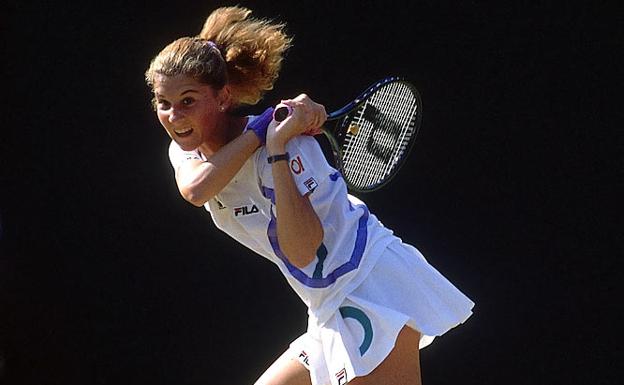 Monica Seles ejecuta su característico golpe a dos manos. 