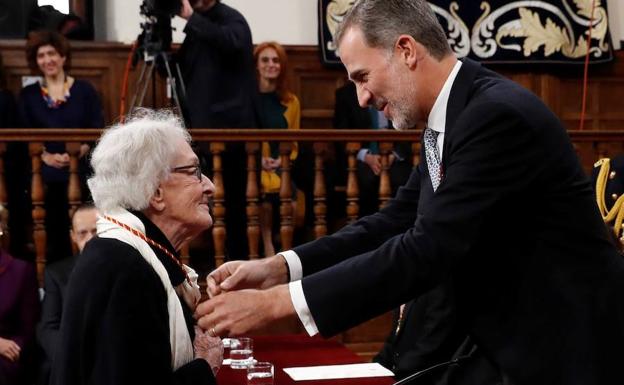 Felipe VI hace entrega del Premio de Literatura en Lengua Castellana Miguel de Cervantes 2018 a la poeta uruguaya Ida Vitale.