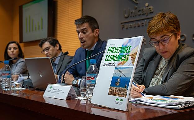 De derecha a izquierda, Felisa Becerra, Rafael López del Paso, Rafael Muñoz y Cristina Rico, durante la presentación del informe.