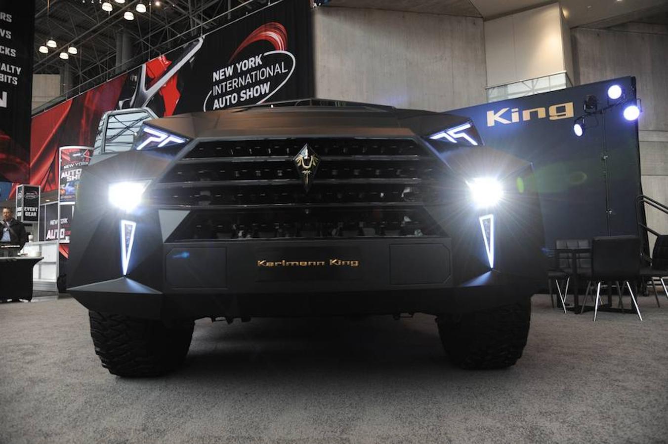 Este es el Karlmann King SUV, considerado el SUV (Sport Utility Vehicle) más exclusivo y caro (entre 1,6 y 3,4 millones de euros) del mundo. Este tipo de coches también se denominan vehículos deportivos compactos. Fabricado por la compañía china IAT, tiene una pantalla de 45 pulgadas, iPads y Play Station 4 incorporados y almacenaje de botellas de champán. Interior de limusina y exterior de carro militar. Está basado en un gran pick-up de Ford, con 6 metros de largo y 2,5 de ancho.