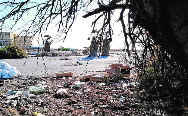 El entorno no invita al ocio ante la cantidad de basura que hay