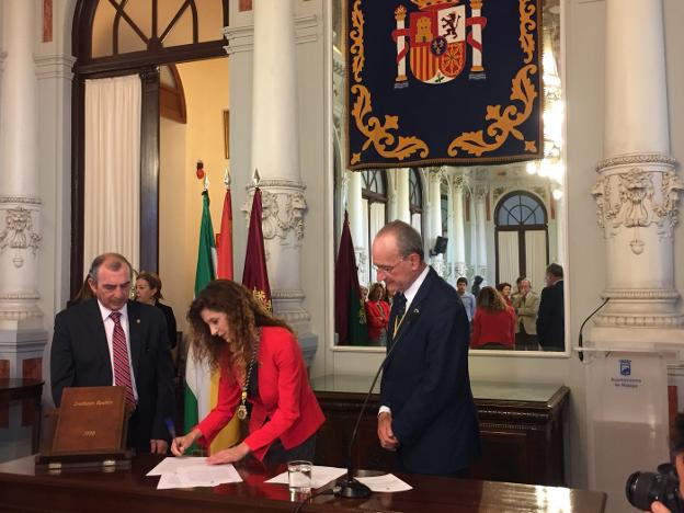 González, durante la toma de posición junto a De la Torre. :: e. c.
