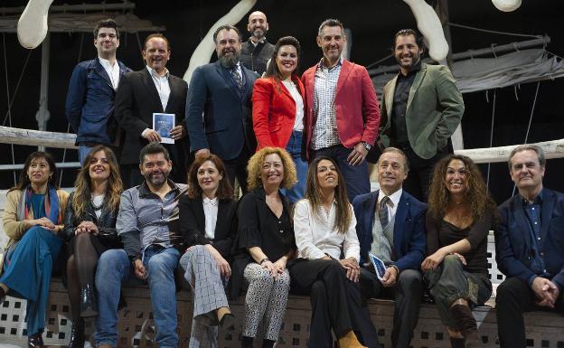 El equipo artístico de 'Otello', junto a Gemma del Corral y Juan Antonio Vigar. 