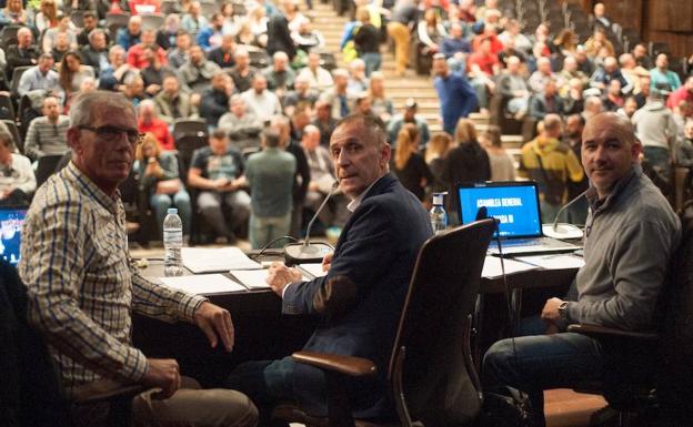 Los dirigentes del comité, en la asamblea de esta mañana. 