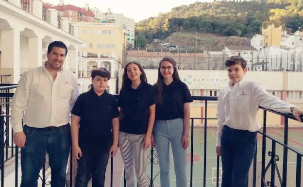 El profesor de Maristas Fernando Frías y los alumnos Pablo González, Ana Merat, Clementina Rodríguez y Javier González. 