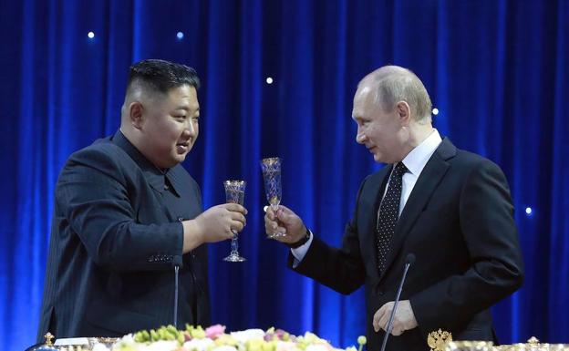 Brindis entre Kim Jong-un y Vladímir Putin.