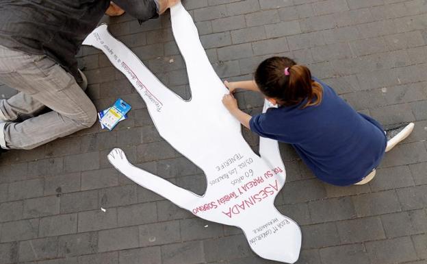 El foro contra la violencia de género de Tenerife se concentró el jueves en Tenerife en repulsa por los asesinatos. 