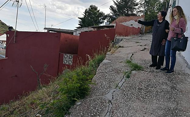 Una vecina señala el terraplén que hay en la calle Escritor Maruján Cabrera, donde vive recluida.