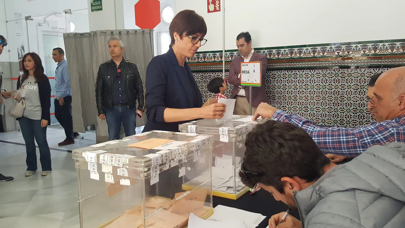 María Gámez, subdelegada del Gobierno en Málaga, emitiendo su voto. 