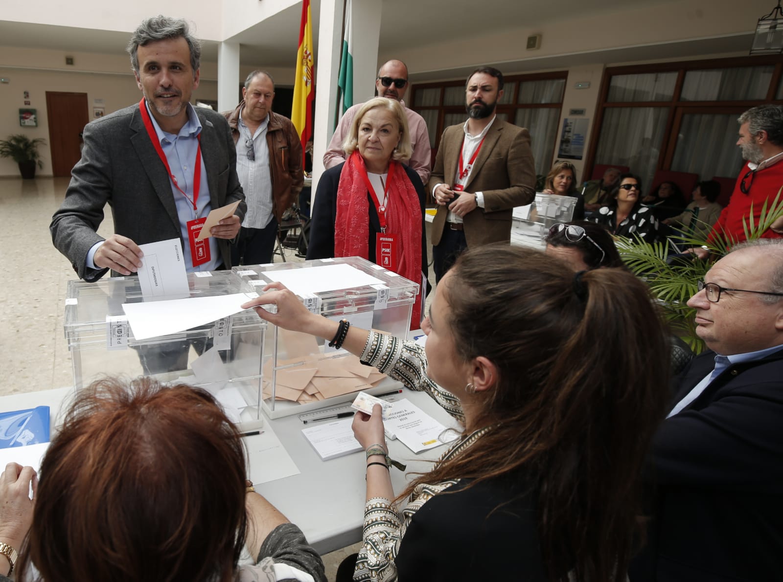 El candidato del PSOE por Málaga Ignacio López, en las urnas.