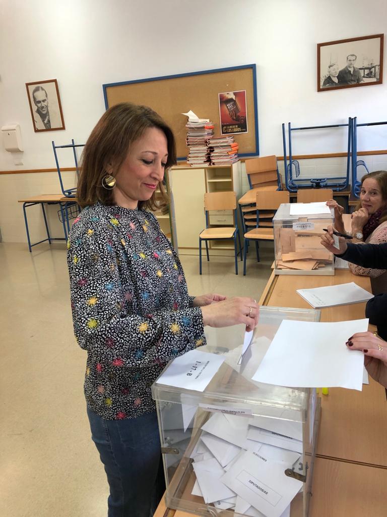 La delegada de la Junta en Malaga, Patricia Navarro, votando.