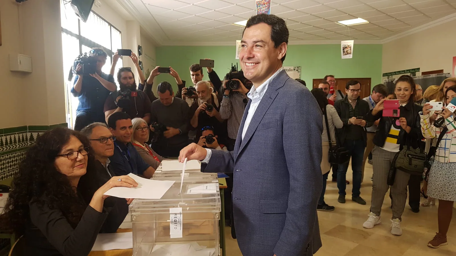 El presidente de la Junta de Andalucía, Juanma Moreno, votando en el colegio Sagrado Corazón.
