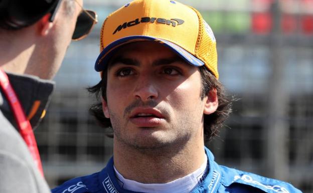 Carlos Sainz, durante su llegada al Circuito callejero de Bakú.