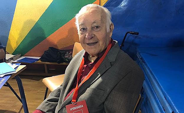 Juan Gil, de 97 años: «No quería morirme sin participar en este proceso electoral»