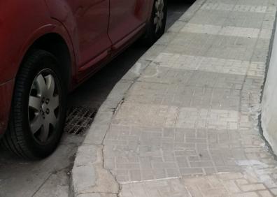 Imagen secundaria 1 - Piden medidas de calmado de tráfico en Federico Fellini.. Acera en mal estado. Aparcamientos.