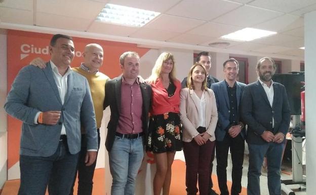 Guillermo Díaz e Irene Rivera, junto a otros dirigentes de Ciudadanos en la sede de la formación. 