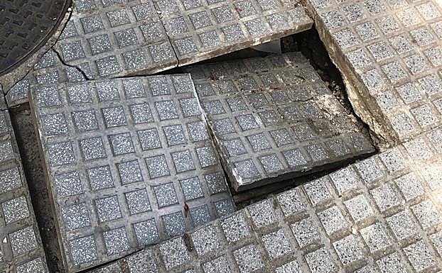 Baldosas levantadas.