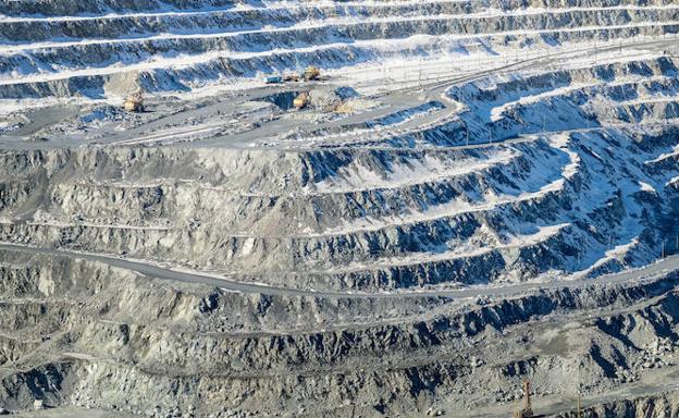 El rechazo del amianto deja al borde de la desaparición a las ciudades que nacieron para explotar el mineral a cielo abierto