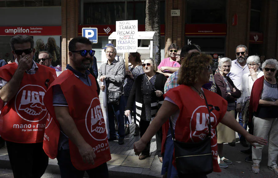 Miles de personas han participado en la manifestación del 1 de Mayo en Málaga, en la que se reivindicaba la recuperación de derechos y la derogación de la reforma laboral
