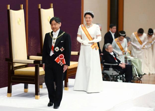 NARUHITO PROMETE SEGUIR EL CAMINO DE  SU PADRE