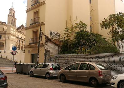 Imagen secundaria 1 - Eran cerca de 600 gomas. El solar y los contenedores. Abunda la vegetación.