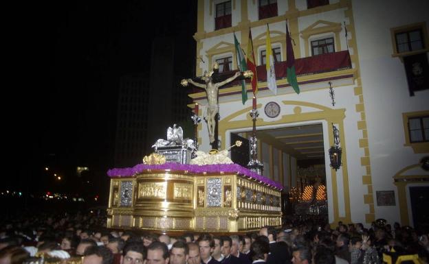 Salida del trono del Cristo de la Expiración. 