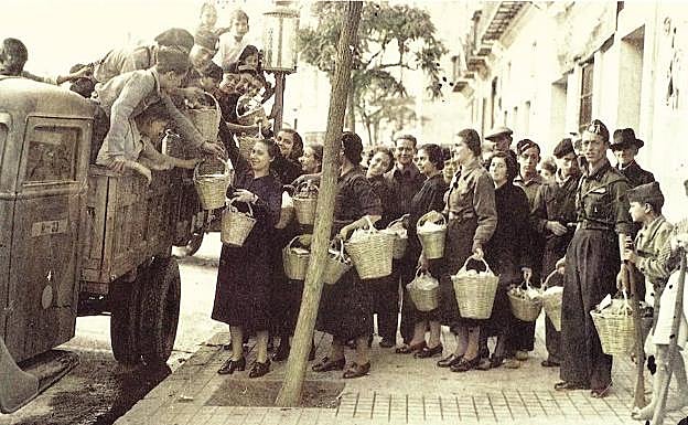Malagueños hacen cola para coger alimentos. 