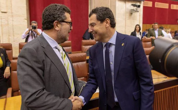 El presidente, Juanma Moreno, saluda al dirigente andaluz de Vox, Francisco Serrano, en el Pleno de ayer. 