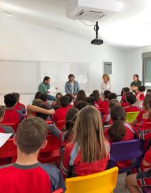 Imagen secundaria 2 - Salva Reina durante su visita al Colegio El Pinar de Málaga.