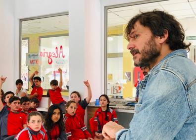 Imagen secundaria 1 - Salva Reina durante su visita al Colegio El Pinar de Málaga.