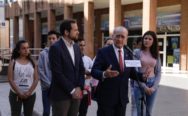 De la Torre, durante el acto con jóvenes. 