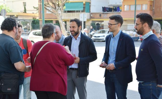 Pérez, durante su visita a la barriada de Los Corazones