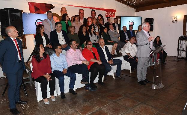 Manuel Osorio (izq.) yRafael Piña, junto al resto de candidatos de OSP