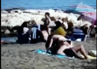 Imagen secundaria 1 - Antes había en la misma zona un único contenedor de Limasa.. Playa de El Palo. Vista de los daños.