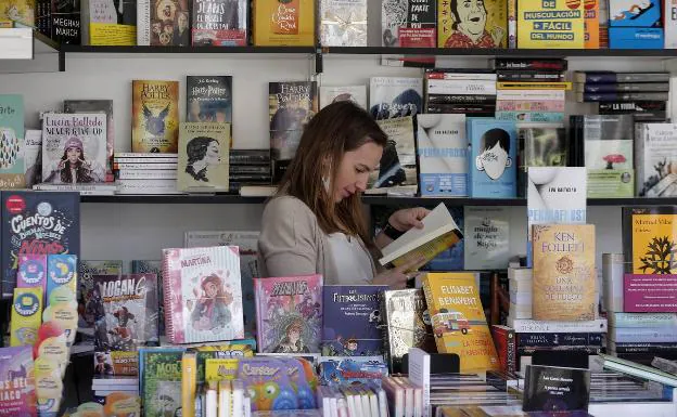 La Feria del Libro de Málaga espera en la plaza de la Merced hasta este domingo. 