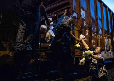 Imagen secundaria 1 - Carga humana. Los polizones se instalan como pueden. Por delante quedan días sembrados de peligros. Nada garantiza llegar vivo o entero al final del camino, donde deberán enfrentarse a un nuevo reto: cruzar la frontera de Estados Unidos. No importa la edad. Una masa humana en la que se confunden brazos y piernas cabalga 'la bestia'. 