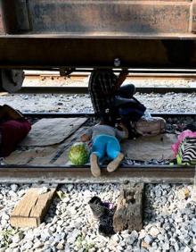 Imagen secundaria 2 - Carga humana. Los polizones se instalan como pueden. Por delante quedan días sembrados de peligros. Nada garantiza llegar vivo o entero al final del camino, donde deberán enfrentarse a un nuevo reto: cruzar la frontera de Estados Unidos. No importa la edad. Una masa humana en la que se confunden brazos y piernas cabalga 'la bestia'. 