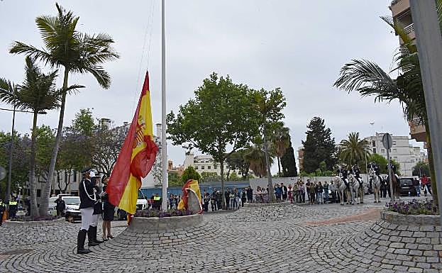 Izada de la insignia nacional en la nueva rotonda dedicada a la Policía Local. 