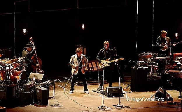 Bob Dylan, junto a su banda, en una imagen tomada desde fuera del recinto. 