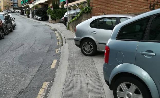 Los estacionamientos y la estrechez de las aceras hace complicado el paso para los peatones.