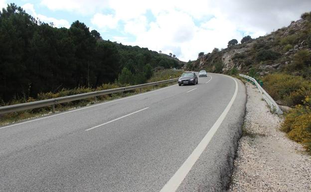 Se trata del único municipio en Andalucía de su categoría que carece de autovía. 