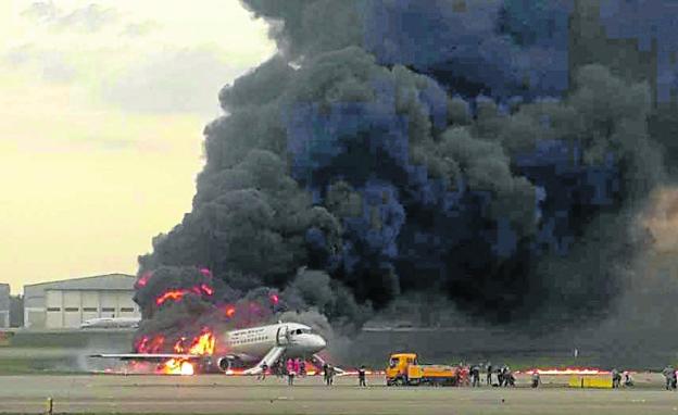 El avión es consumido por las llamas tras el aterrizaje de emergencia en el aeropuerto de Sheremétievo. :: Nadezhda Polomoshnova / REUTERS