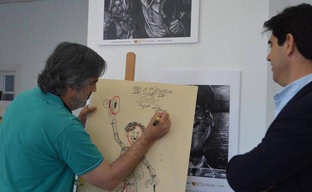 Ángel Idígoras realizando un dibujo en directo.