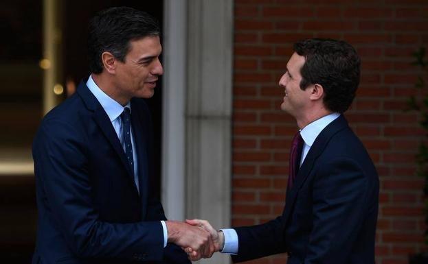 El presidente en funciones, Pedro Sánchez, recibe al líder del PP, Pablo Casado, en la Moncloa.