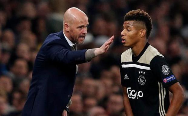 Erik ten Hag da instrucciones a David Neres durante el partido de ida ante el Tottenham. 