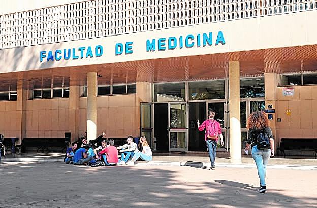 Entrada de la Facultad de Medicina de Málaga.