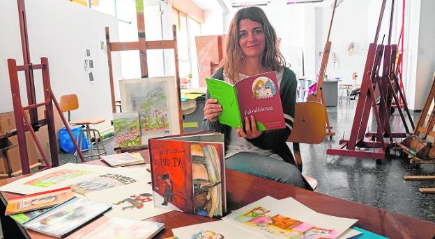 Cristina Peláez, ilustradora y profesora en la Facultad de Bellas Artes en la Universidad de Málaga, posa con algunos de sus trabajos. 